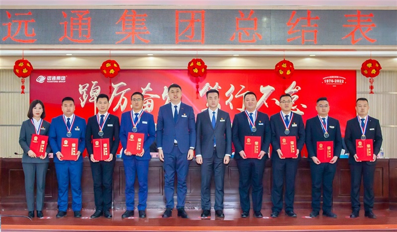 集團（tuán）副總裁武強同誌、總裁（cái）助理崔洪義頒發卓越店總（zǒng）獎