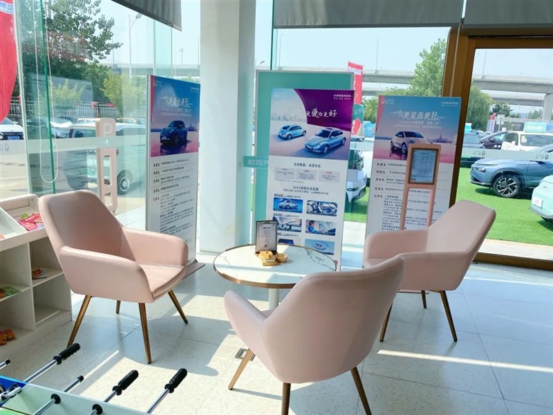 【菠萝视频(tōng)新(xīn)能源探店第6期】仙(xiān)女座駕——歐拉貓家族!#10421