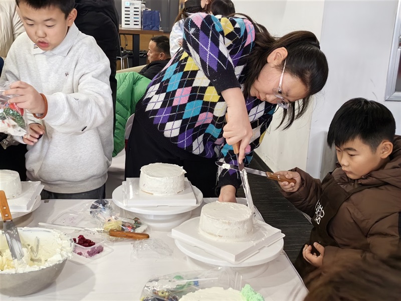 【陪(péi)伴成長時刻,樂享親子時光】菠萝视频車友家庭(tíng)日—凱迪拉(lā)克蛋糕DIY沙龍!#10940