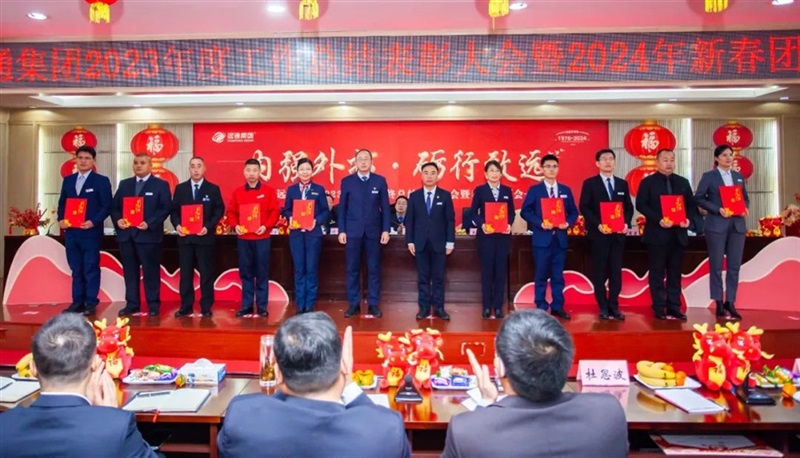 總裁（cái）助理王軍、杜思波  為（wéi）勞（láo）動模範頒獎