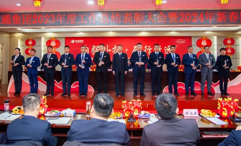 後市場營（yíng）管中心總經理單剛  為後市（shì）場運營突出貢（gòng）獻獎頒獎