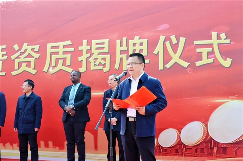 沂河新區黨工委委員、管委副主任、臨沂（yí）綜合保稅區服務中心（xīn）黨委書記、主任張成同誌主持會議 。