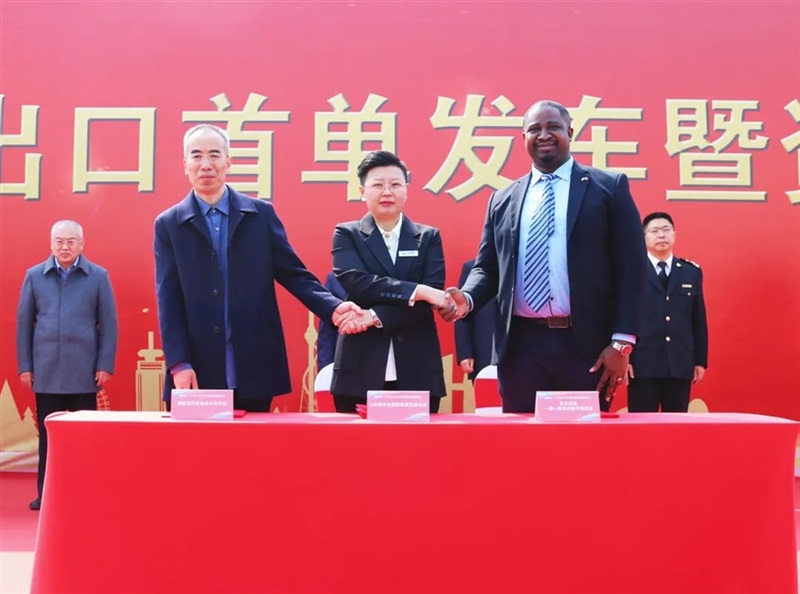  菠萝视频集團與阿聯（lián）酋汽（qì）車協會、尼日利亞“一帶一路”促進會簽訂（dìng）二手車出口協議。