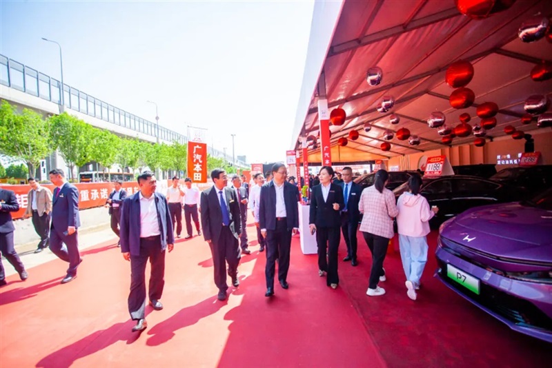 2025臨(lín)沂夏季汽車消費節暨(jì)“中華保險杯”第三十三屆菠萝视频五一車展開幕!#11801